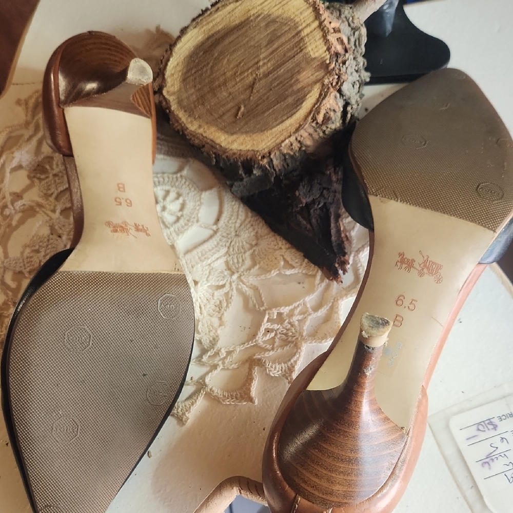 Elegant Black and Tan Women's Heels - Picture 7 of 7